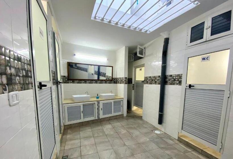 اتاق استاندارد با سرویس بهداشتی مشترک, Paris