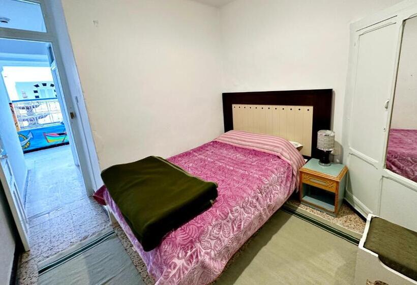 اتاق استاندارد با سرویس بهداشتی مشترک, Paris