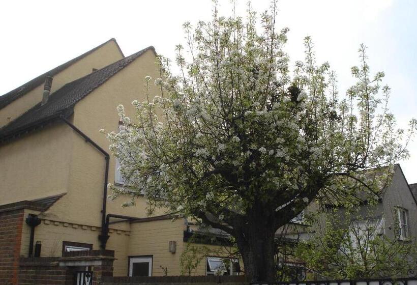 Семейный Номер, Compton Guest House