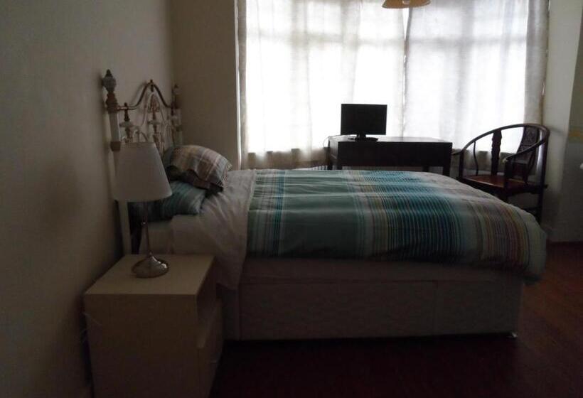 Семейный Номер, Compton Guest House