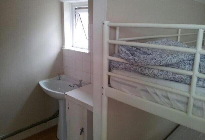 Кровать в Общей Комнате, Compton Guest House