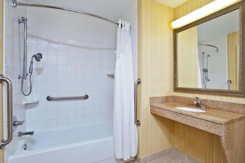 Номер Стандарт Кровать Кинг Адаптированный для Инвалидов, Holiday Inn Express Hotel & Suites Howell, An Ihg