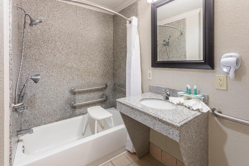 Люкс Адаптированный для Инвалидов, Holiday Inn Express Hotel And Suites Lake Charles, An Ihg