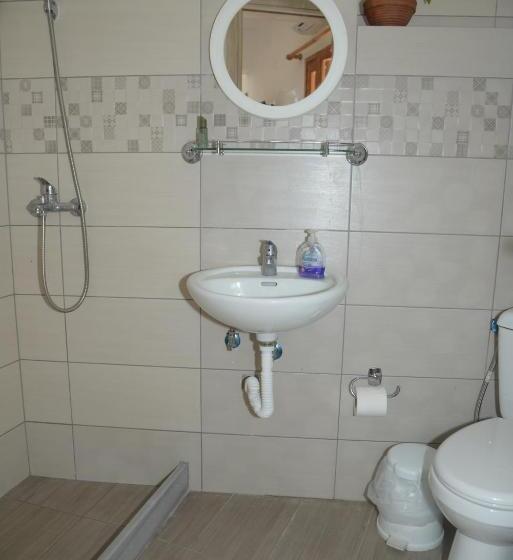 استودیوی استاندارد, Stafylos Suites & Boutique