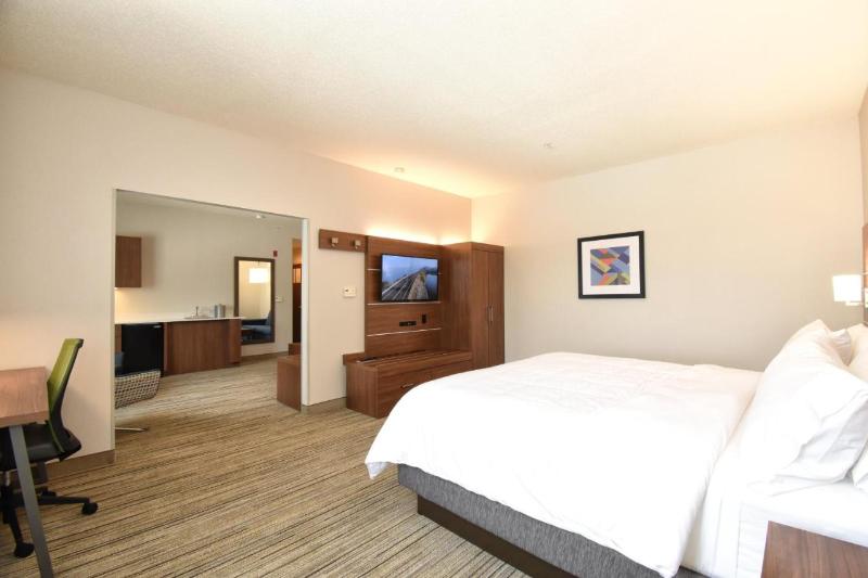 Люкс Кровать Кинг, Holiday Inn Express & Suites Southern Pines Pinehurst Area, An Ihg