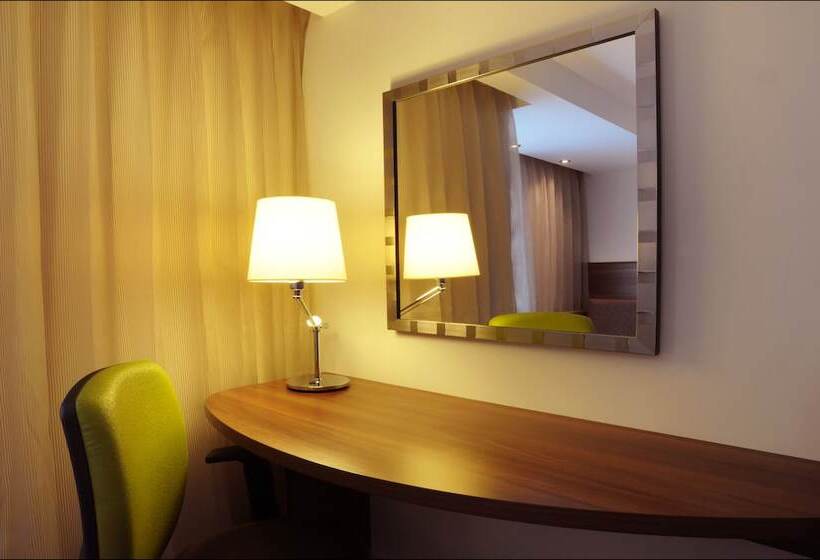 Номер Стандарт, Hampton By Hilton Birmingham Broad Street