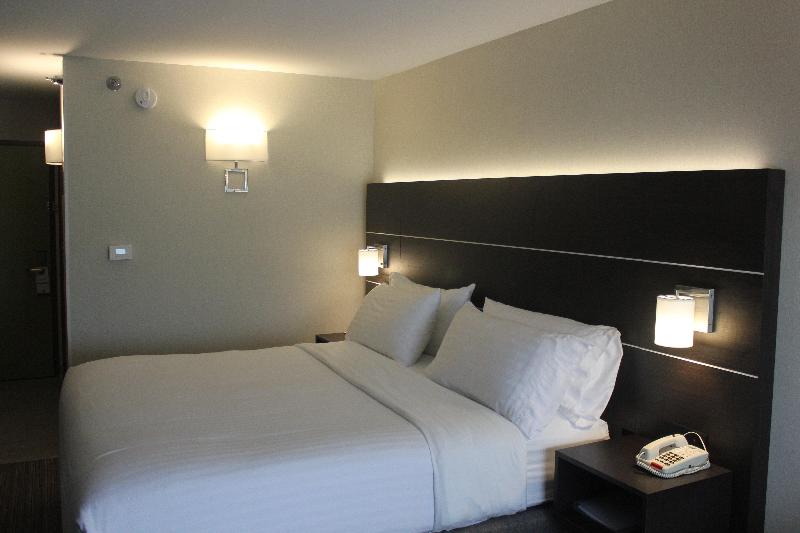 キングサイズベッドのスタンダードルーム, Holiday Inn Express Corydon, An Ihg