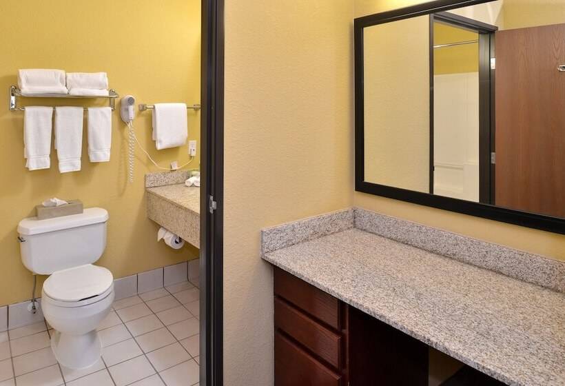Люкс Адаптированный для Инвалидов, Holiday Inn Express And Suites Stevens Point By Ihg