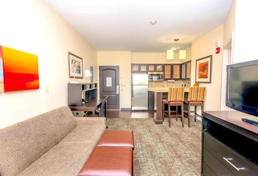 מיטת קינג בסוויטה, Staybridge Suites Houston   Iah Airport, An Ihg