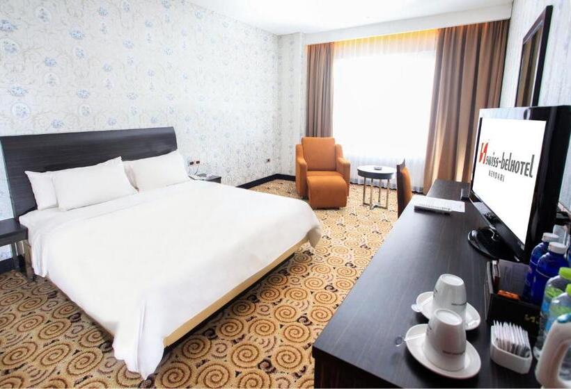 اتاق لوکس با چشم‌انداز استخر, Swiss Belhotel Kendari