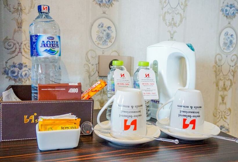 اتاق لوکس با چشم‌انداز استخر, Swiss Belhotel Kendari