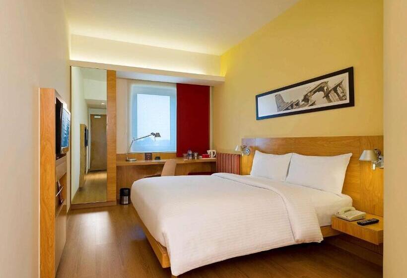 带特大床的标准间, Ibis Nashik   An Accor Brand