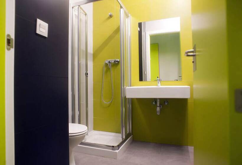 ルームシェアのワンベッド, Uba Hostel