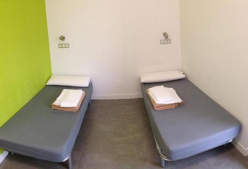ルームシェアのワンベッド, Uba Hostel