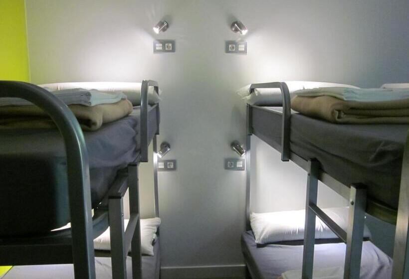ルームシェアのワンベッド, Uba Hostel