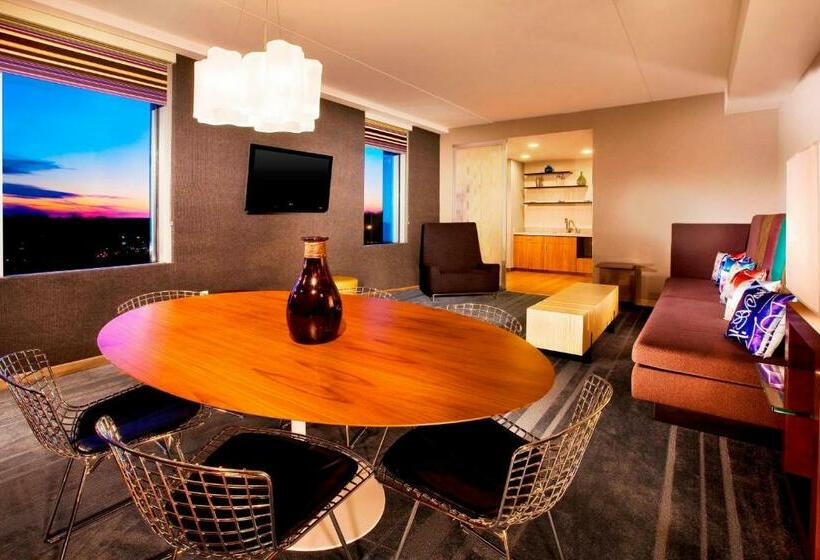 带大床的套房, Aloft Mount Laurel