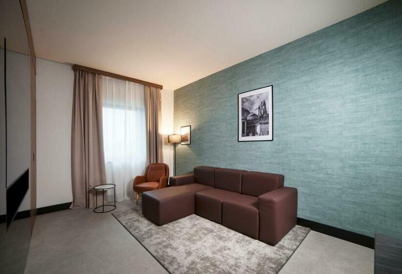 سوییت جونیور, Radisson Hotel Nola Naples