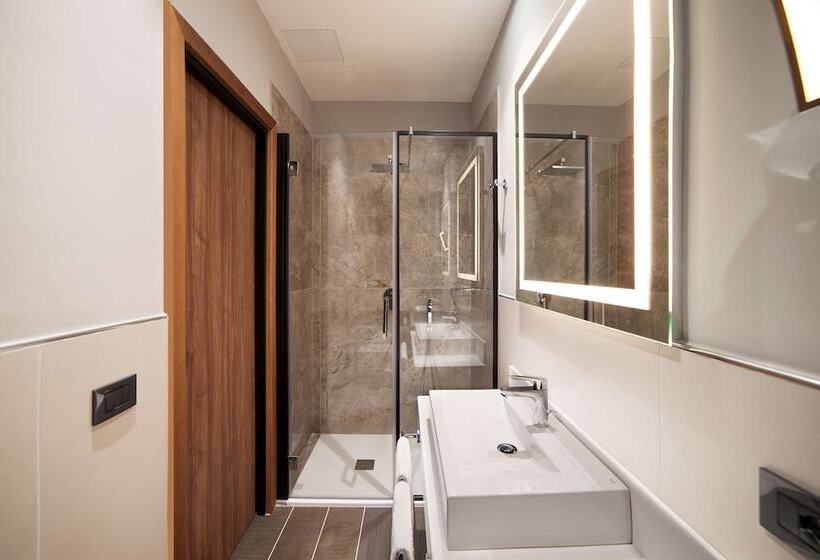 سوییت جونیور, Radisson Hotel Nola Naples