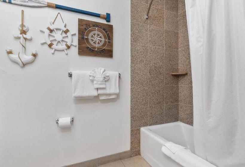 Семейный Номер Вид на Море, Beach House Inn & Suites