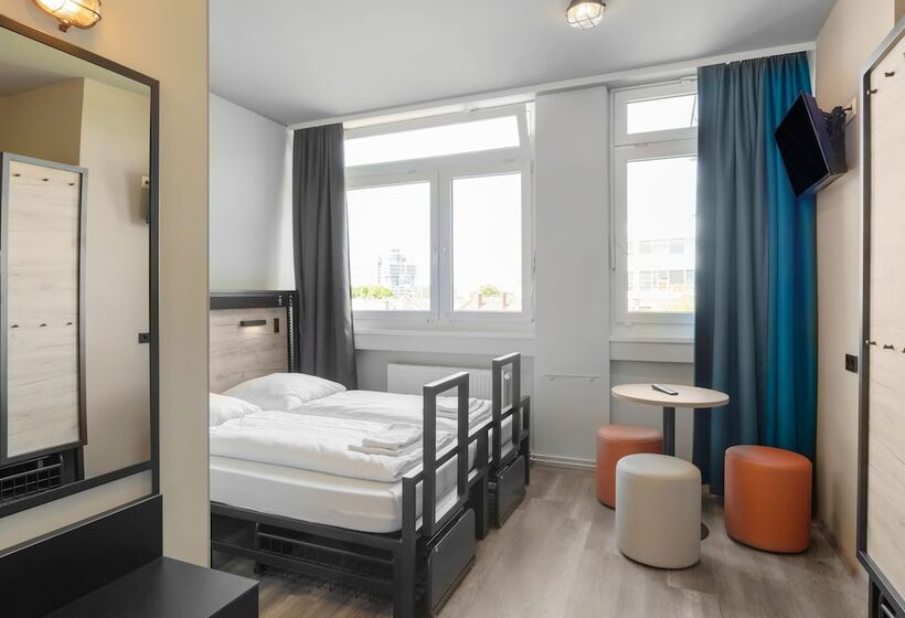 Четырехместный Номер Стандарт, a&o Frankfurt Galluswarte