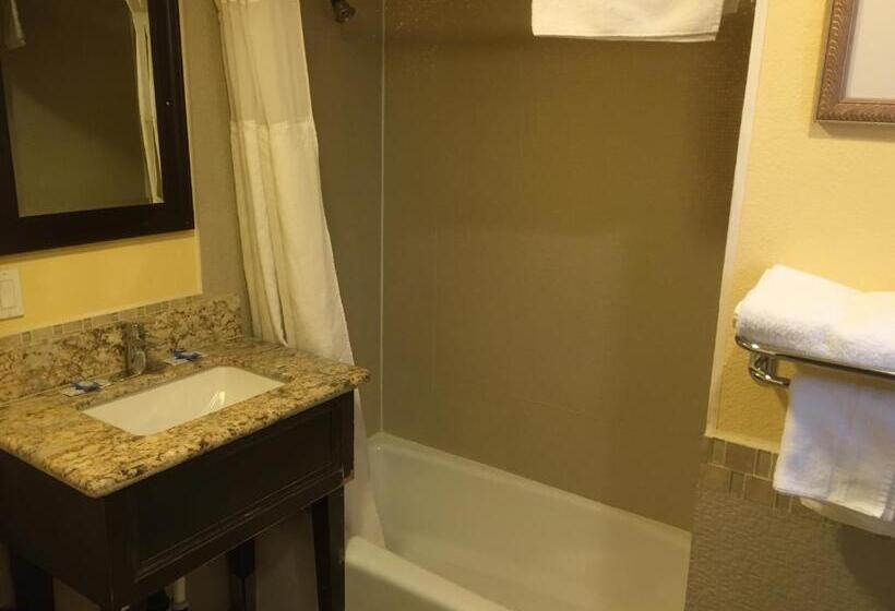 带2个双人床的标准工作室, Bayshore Inn Ventura