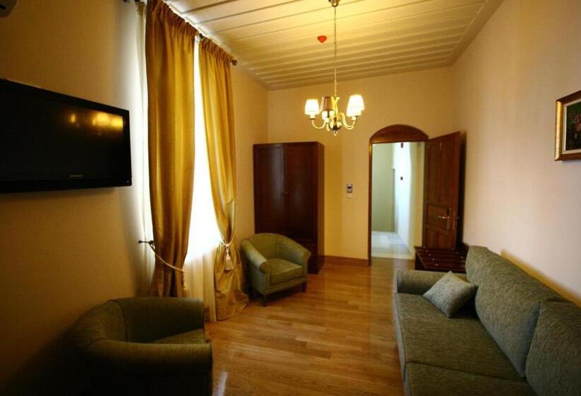 جناح جونيور مطلّ علي البحر, Apollonion Palace