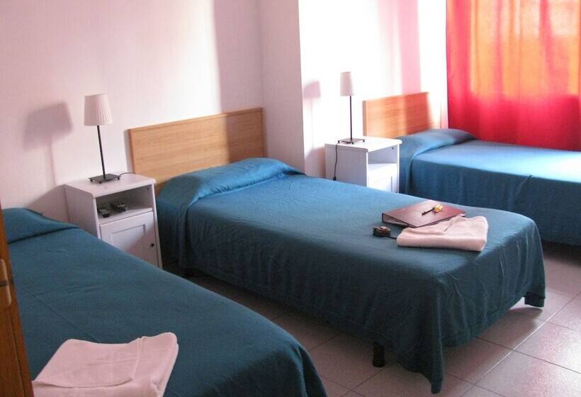 Номер Стандарт Трехместный, Hostal Elkano