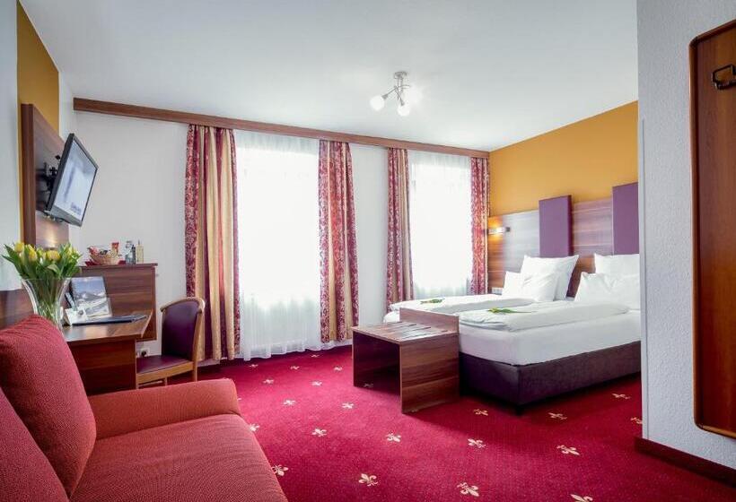 Номер Стандарт Трехместный, Tiptop Hotel Burgschmiet Garni