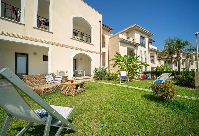 Апартаменты 2 Спальни, Le Castella Resort & Beach