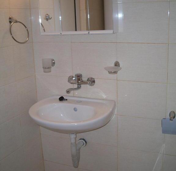 اتاق استاندارد با چشم‌انداز استخر, Condo Hotel Valentina