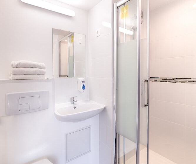 Четырехместный Номер Стандарт, Brit Hotel Macon Nord Autoroute Du Soleil