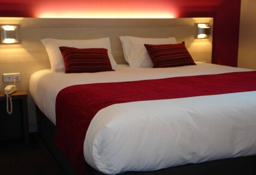 Номер Комфорт, Brit Hotel Vannes Theix