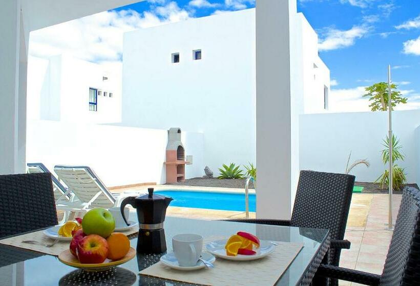 Вилла 3 Спальни с Бассейном, Villas Puerto Rubicon