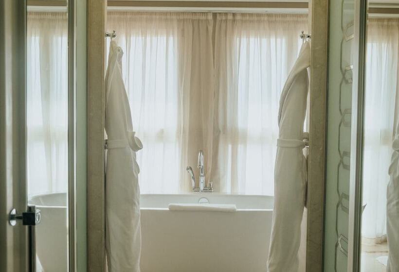 חדר דלוקס עם מרפסת, Waldorf Astoria Jerusalem