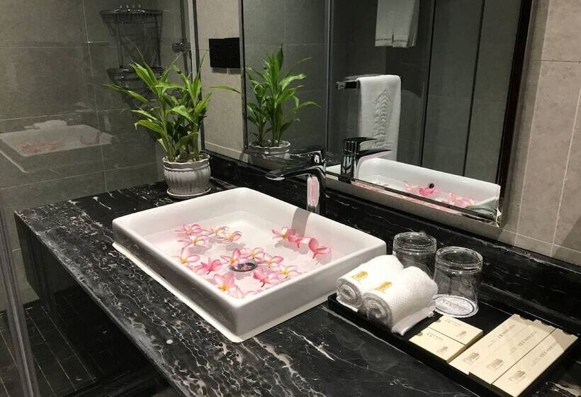 اتاق لوکس با چشم‌انداز شهر, V V Hotel Battambang