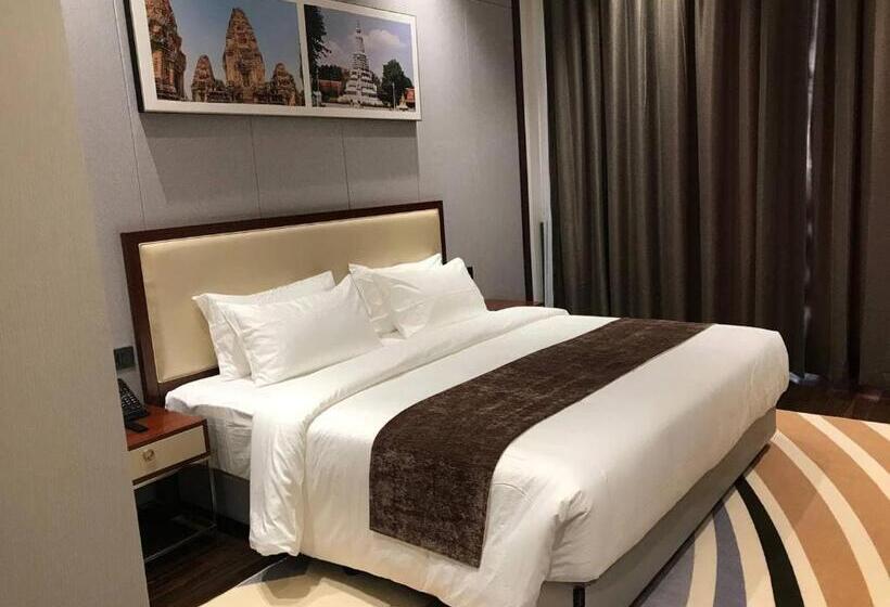 اتاق لوکس با چشم‌انداز شهر, V V Hotel Battambang