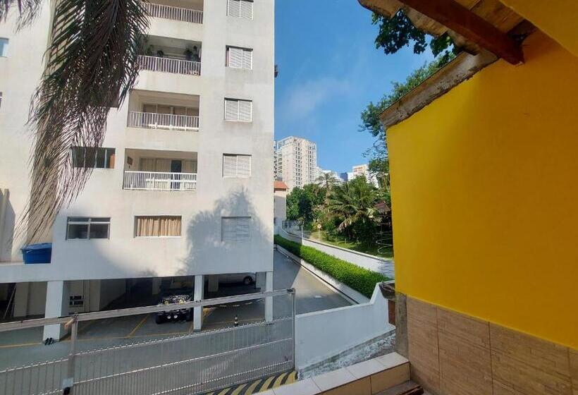 חדר סטנדרט לשלושה, Hospedaria