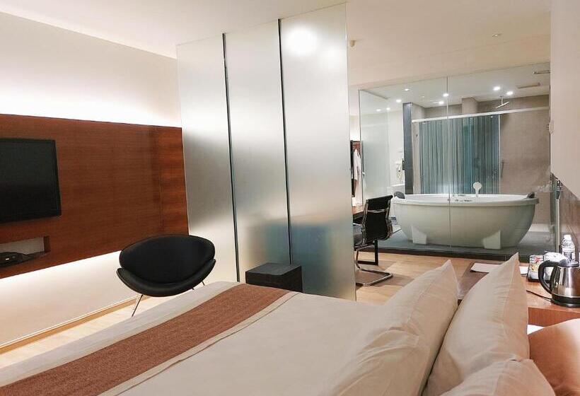 Люкс, The Leverage Business Hotel Mergong