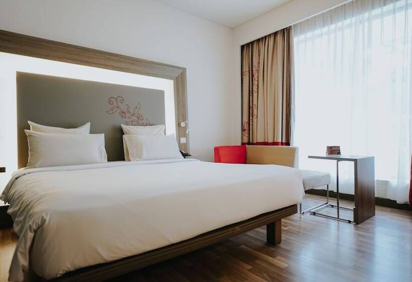 اتاق سوپریور با چشم‌انداز استخر, Novotel Banjarmasin Airport