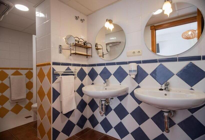 غرفة قياسية مزوَّدة بشُرفة, Hostal San Juan