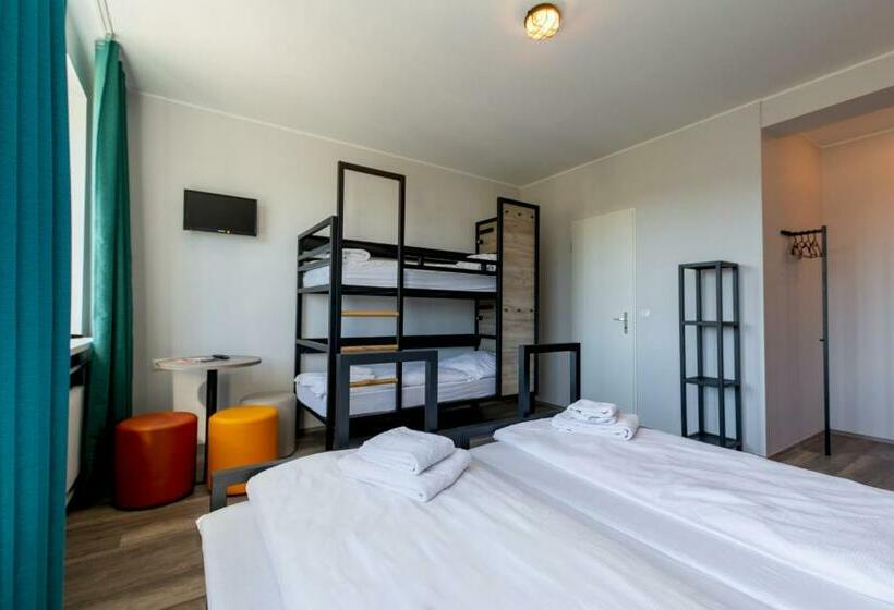 Номер Стандарт Трехместный, a&o München Laim