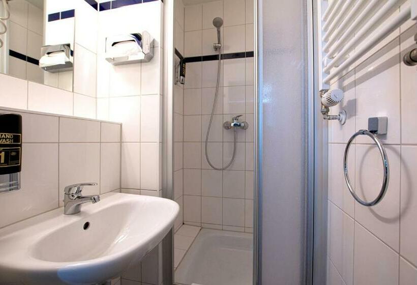 Кровать в Общей Комнате, a&o München Laim