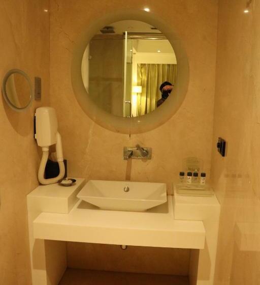 اتاق لوکس با تخت بزرگ, Holiday Inn Chandigarh Panchkula, An Ihg