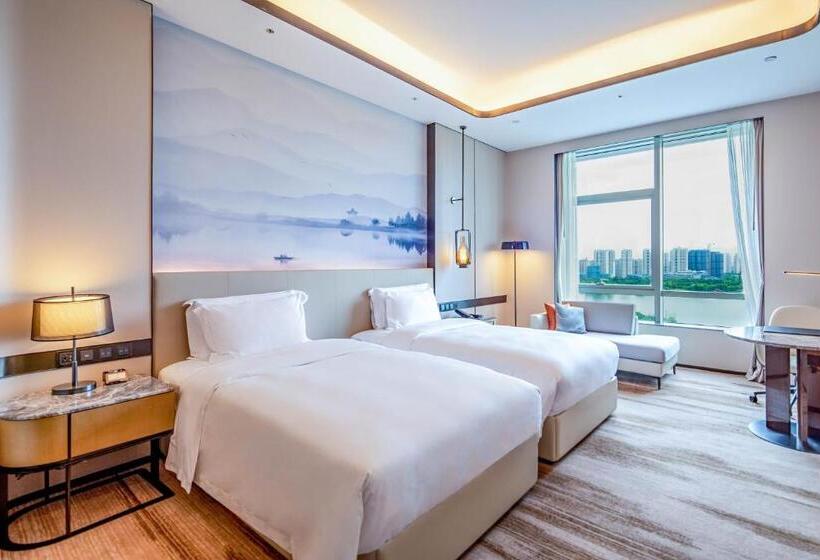Superior room with lake view, Pullman Suzhou Taicang