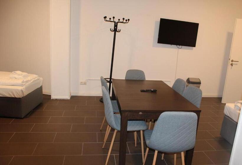 家庭间, David S Hostel