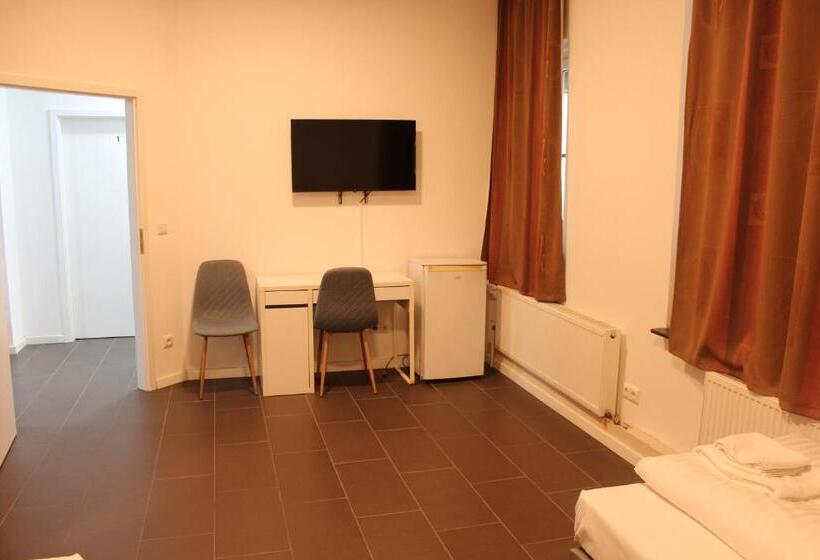家庭间, David S Hostel