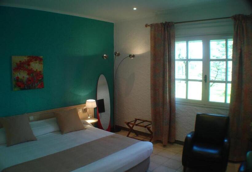 Семейный Номер, Logis Hôtel & Restaurant Le Fleurance