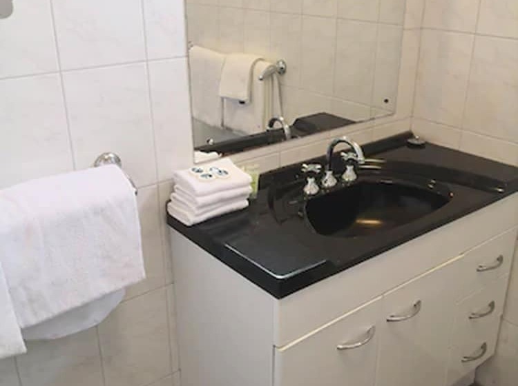 패밀리 룸, Dandenong Motel