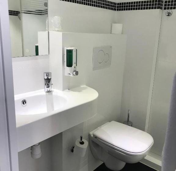 Номер Стандарт Трехместный, Brit Hotel Marvejols
