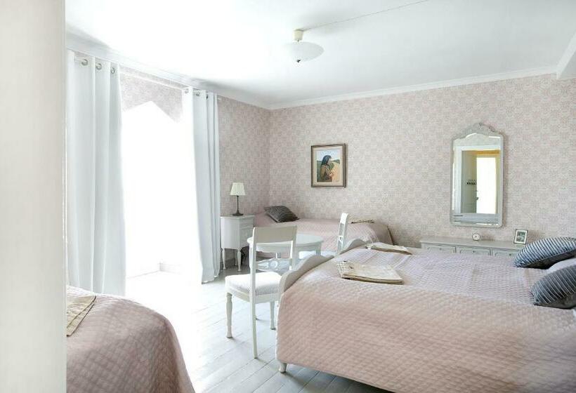 Family Room Shared Bathroom, Tammiston Bed&breakfast